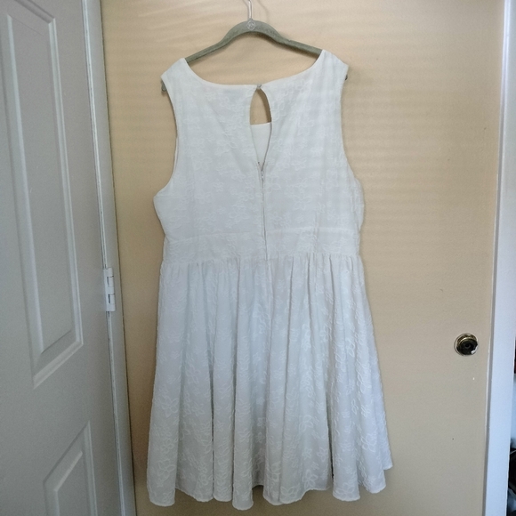 Torrid White Textured Floral Fit Flare Sleeveless Dress 18 Wedding Vacation - Picture 7 of 13